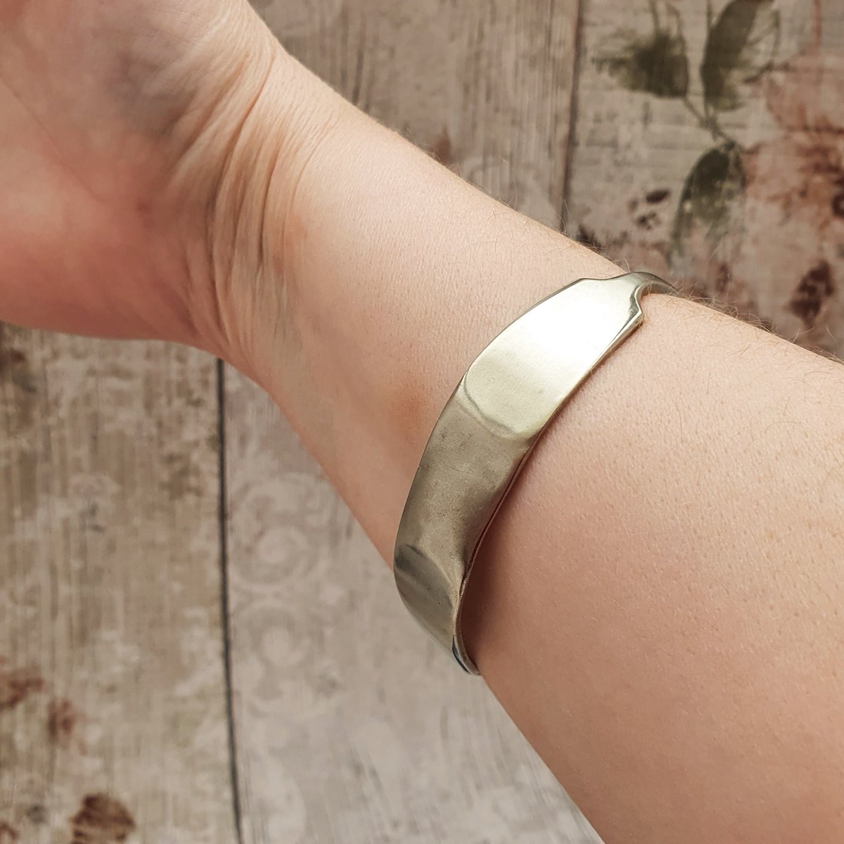 martisanne's tweet photo. Chunky silver plated bracelet, spoon bangle, eco jewellery, recycled, silverware jewellery, anniversary gift, 25 years, wife mom friend, F9 https://t.co/DVDkzvvgeV #TMTinsta #EtsyTeamUnity #SpoonBangle https://t.co/zjiqipaWW3