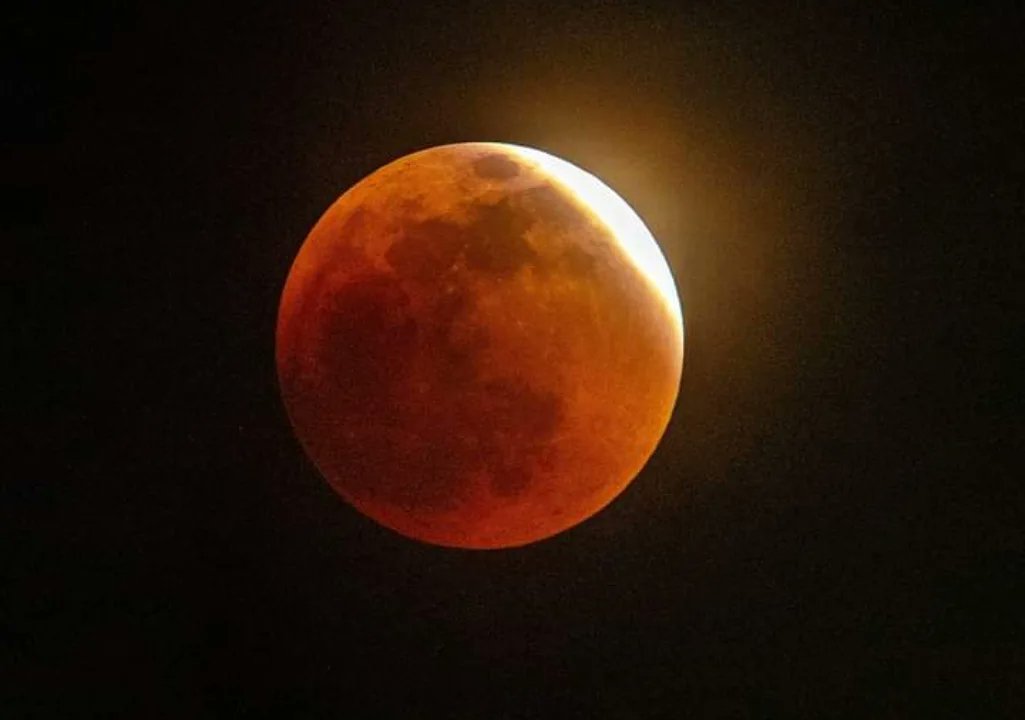PepeNaranjo1's tweet photo. #Hoy #AlDía #ÚltimaHora #AlMomento #Domingo #15deMayo2022 #Colima #EstadoDeColima #México |🇲🇽 #RepúblicaMexicana #EclipseLunar
#Eclipse

ECLIPSE TOTAL DE LUNA 🌖 https://t.co/ELmVYaOEJB