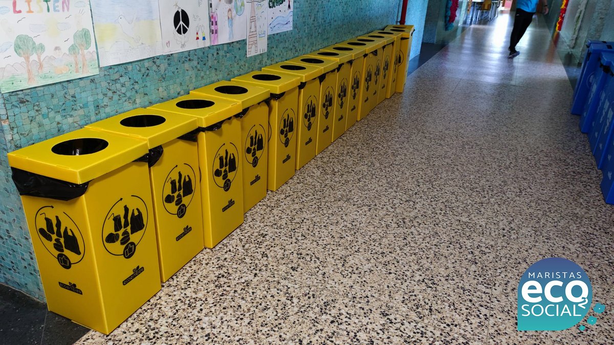 MSalCha's tweet photo. Gracias a @Ecoembes nuestro colegio cuenta desde hoy con diferentes puntos de #reciclaje. Nuestros alumnos han montado las papeleras con mucha ilusión para empezar a reciclar papel, cartones, envases o plásticos que usamos a diario.
#MaristasEco2Social #MaristasSalamanca https://t.co/Y2VhCng6lW