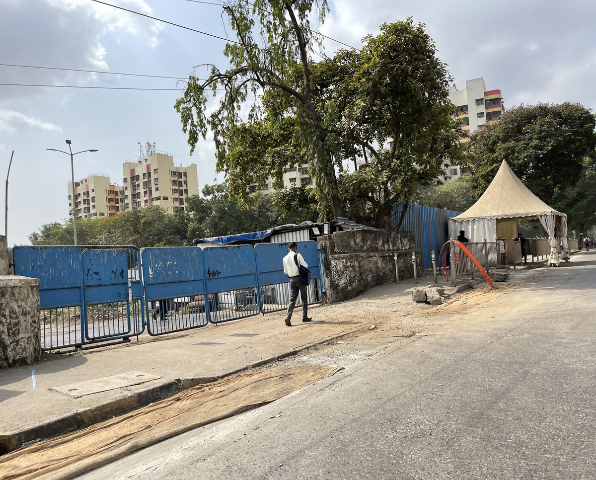 SunilGhate1's tweet photo. #Covid19 restrictions over, but this checkpost by @MumbaiPolice still stays! It blocks the footpath. LBSRD near Gandhi Nagar Vikhroli-w. @RoadsOfMumbai @mumbaitraffic @mumbaimatterz @MNCDFbombay @Mumbaikhabar9 @smart_mumbaikar @RidlrMUM @mulund_info @MTPHereToHelp @navimumbaicv https://t.co/Mlk5JWSHrl