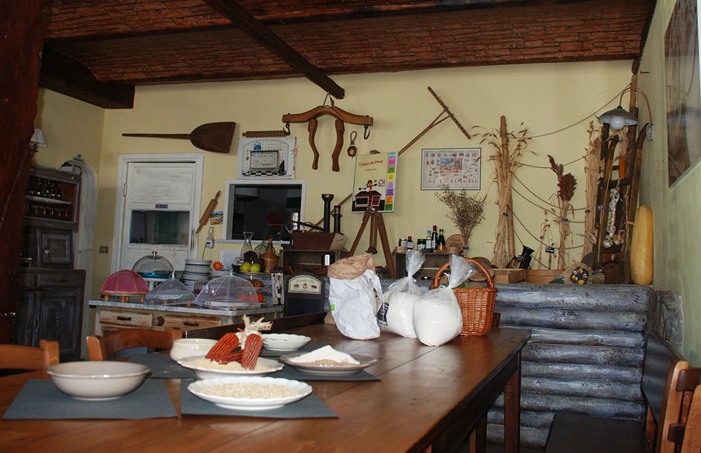 LabAlteValli's tweet photo. LA TABLE DLOUZ AMIS 🍝🍗🧀🍷
"La tavola degli amici": già il nome del locale ti fa capire di essere a casa. Ti accomodi e assaggi un piatto qualsiasi e ti tornano in mente i profumi e i sapori dell’infanzia
👇 https://t.co/rZyqHqJJqG https://t.co/yhBqhFcCav