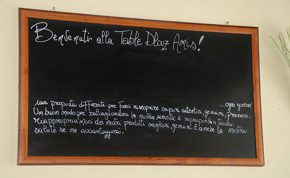 LabAlteValli's tweet photo. LA TABLE DLOUZ AMIS 🍝🍗🧀🍷
"La tavola degli amici": già il nome del locale ti fa capire di essere a casa. Ti accomodi e assaggi un piatto qualsiasi e ti tornano in mente i profumi e i sapori dell’infanzia
👇 https://t.co/rZyqHqJJqG https://t.co/yhBqhFcCav