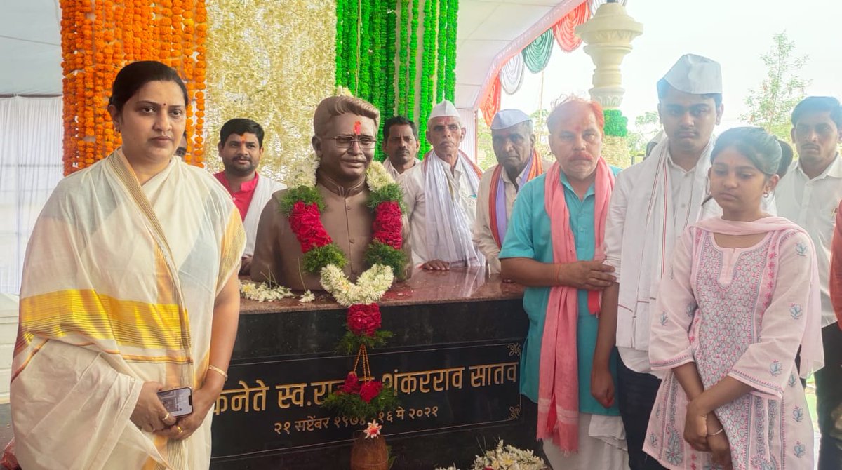 SATAVRAJEEV's tweet photo. कळमनुरी येथे आज मा.खा.स्व.राजीवजी सातव यांच्या प्रथम स्मृतीदिनी पुष्करराज,युवराज्ञी यांच्या हस्ते विधिवत पुजापाठ करुन भाऊंच्या पुतळ्याचे अनावरण करण्यात आले यावेळी मोठ्या संख्येने नागरिकांची उपस्थित होती https://t.co/biI62u14Gj