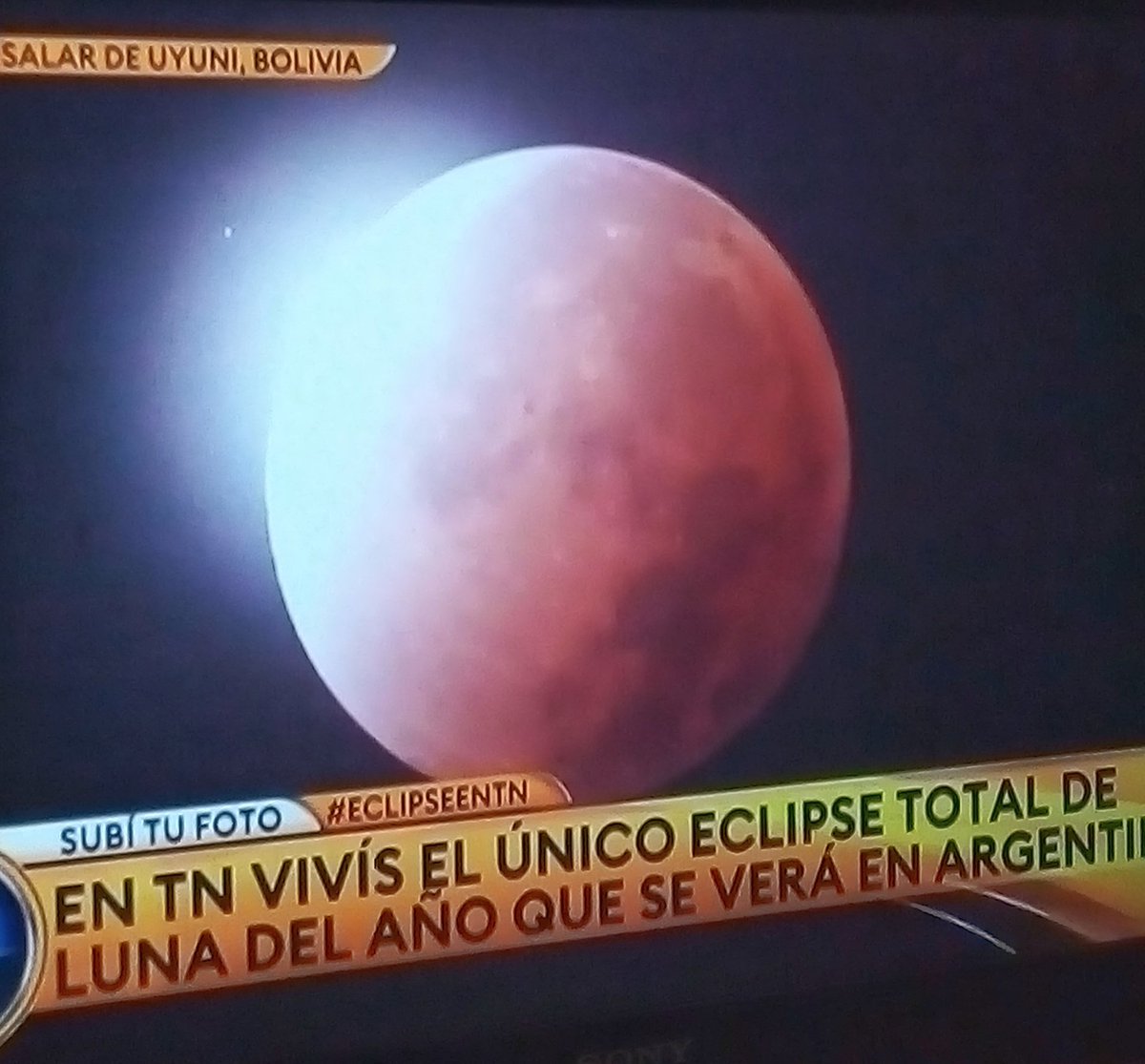 SergioMartinGu3's tweet photo. Yo vi tu corazón, brillante sobre el mic en una mano, y ausente de las cosas, pensaste en dejarlo y tirarlo, junto a mí, junto a mí #lunaterra #EclipseLunar #Eclipse #eclipseTN https://t.co/NcoBmMeO1n