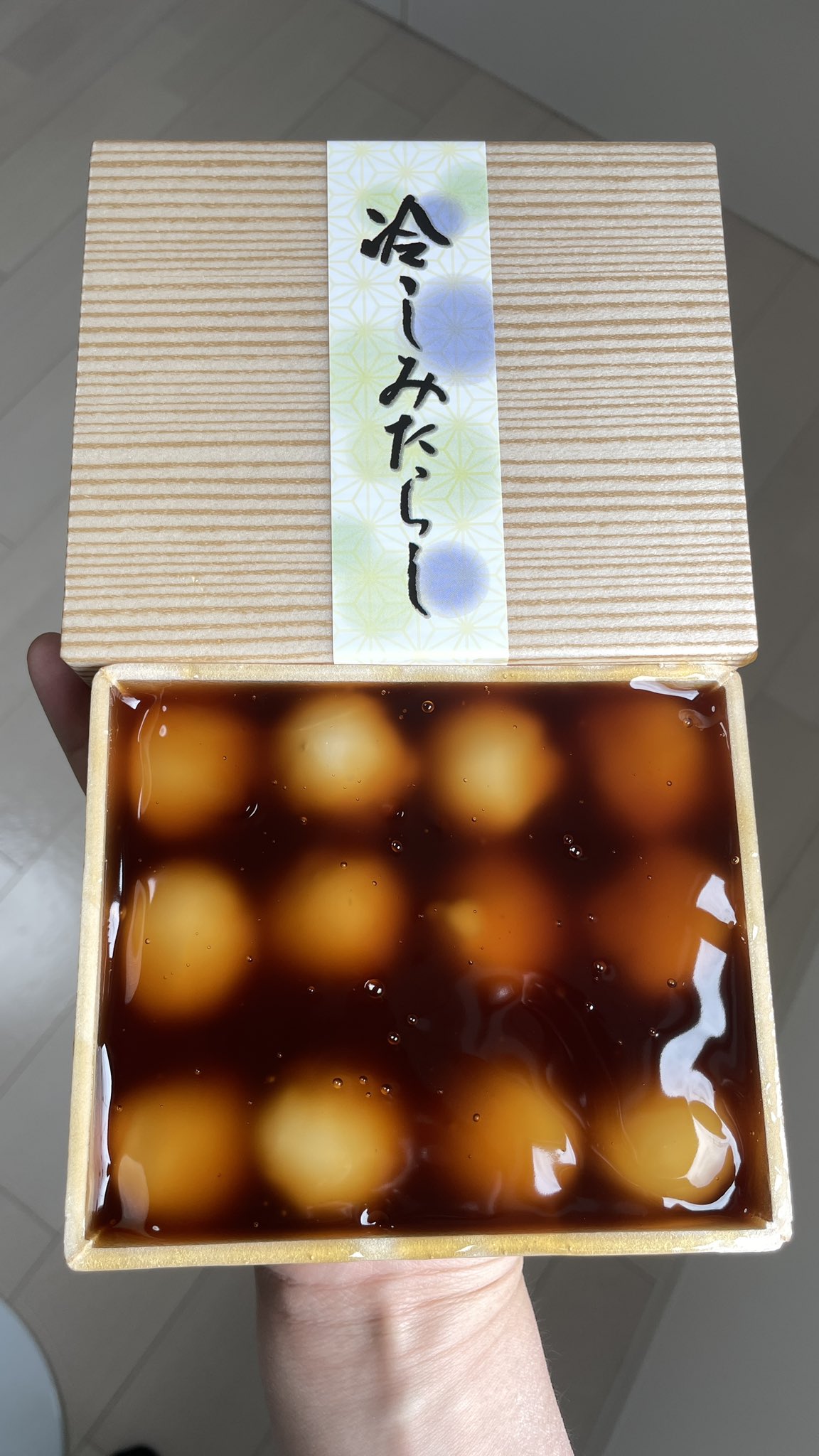りょうくんグルメ 東京で今一番オススメの手土産紹介します 赤坂本店と赤坂見附の2店舗で買える赤坂青野の冷やしみたらし 極上のタレがたっぷり絡まったお団子は歯切れが良く美味しすぎる 冷やしても硬くならないひんやりとしたみたらし団子は夏に