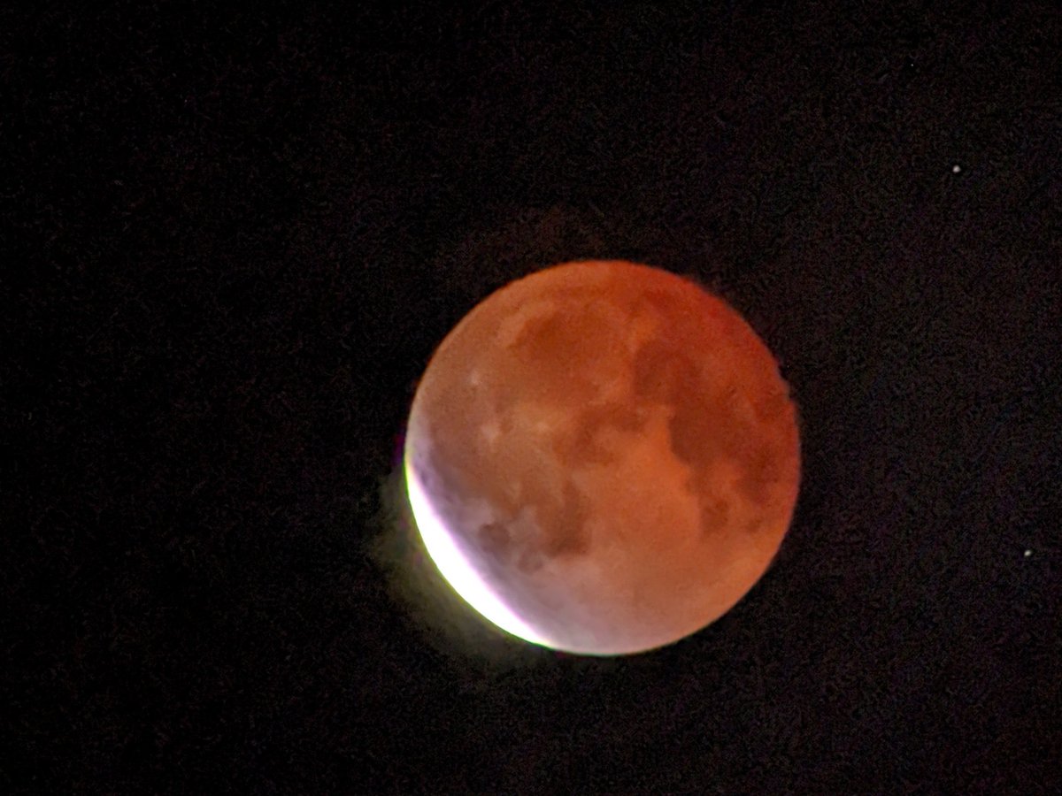 StuSned's tweet photo. Goodnight Moon #lunareclipse2022 https://t.co/WNSkJEzPVP