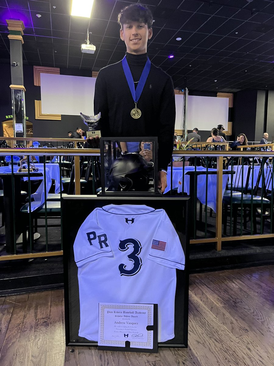 Vasquez05's tweet photo. Pico Rivera Hitmen Academy Banquet #ScholarAthlete #Defensiveplayeroftheyear #Classof2022 https://t.co/9lkHlfk9Cu