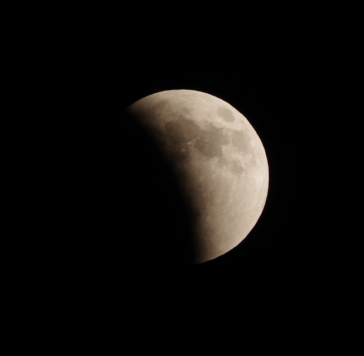 TheDawnVoice's tweet photo. Some photos #moon #eclipse #bloodmoon #MayMoon2022 #EclipseLunar #FlowerMoon #May2022 #ILoveTheMoon https://t.co/mlL2kgIGWB