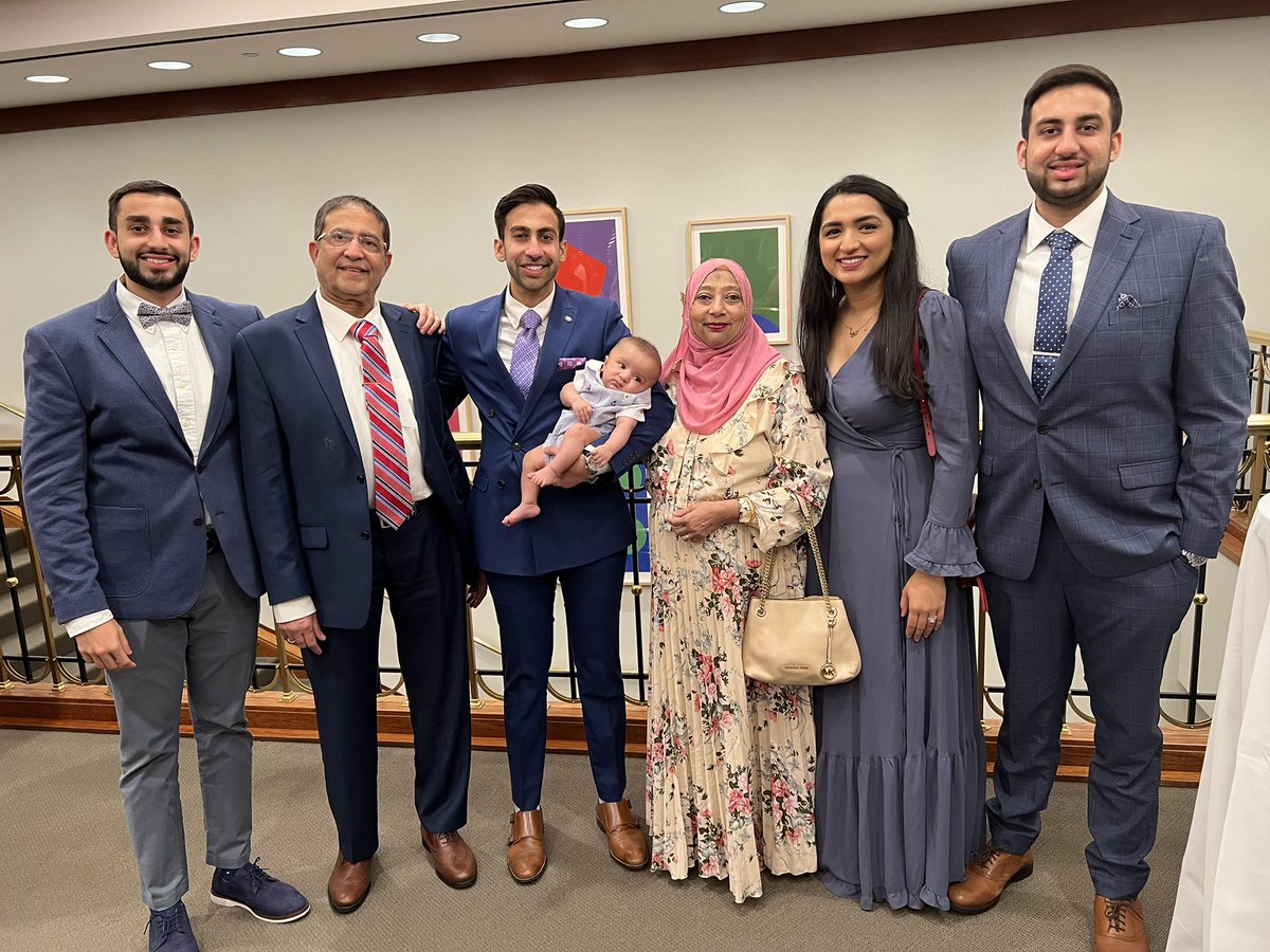 ArbazAMomin's tweet image. Man plans, God Laughs. Then man laughs, because it all works out
I am the son of 🇮🇳 immigrants who came to 🇺🇸 with nothing and raised 3 kids in rural GA (4 traffic lights, 5k ppl). Some lessons I learned as I went from #firstgen college student to #neurosurgery 🧵
#MedTwitter
