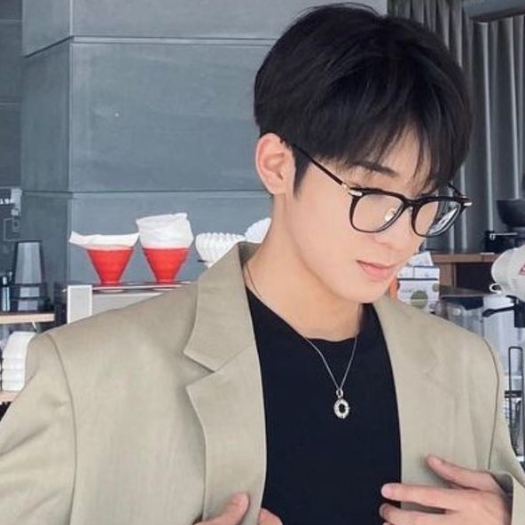 LOEYMINGYU's tweet photo. a playlist for ligaya
— a minwon filo au

juno (ww) is known for his ice cold beauty. many tries to catch his attention but nobody seem to succeed. 

meanwhile, gabriel (mg) is also one of his admirers but the only way he can show his feelings for him is through a playlist. https://t.co/wOO760wcmz