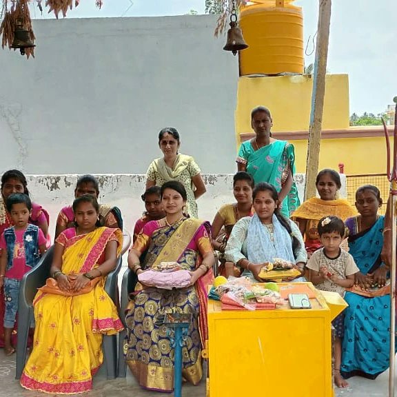 snpkarnataka's tweet photo. ಸೋದರಿ ನಿವೇದಿತಾ ಪ್ರತಿಷ್ಠಾನ ಬೆಂಗಳೂರು

#ಸೀತಾ_ನವಮಿ

ಉತ್ತರ ಹಳ್ಳಿ ಹಾಗೂ ಎನ್.ಆರ್ ಕಾಲೋನಿಯಲ್ಲಿ ಗರ್ಭಿಣಿಯರಿಗೆ #ಸೀತಾ_ಸೀಮಂತ ನಡೆಯಿತು.
ಸಕಾರಾತ್ಮಕ ಚಿಂತನೆ ಇಟ್ಟುಕೊಳ್ಳಬೇಕು. ಆ ಮೂಲಕ ಹುಟ್ಟುವ ಮಗು ಸತ್ಪ್ರಜೆಯಾಗಲಿ ಎಂದು ಹಾರೈಸಿದೆವು.
ಒಟ್ಟು 14 ಜನ ಗರ್ಭಿಣಿಯರು ಮಂಗಳದ್ರವ್ಯಗಳನ್ನು ಸಂತೋಷದಿಂದ ಸ್ವೀಕರಿಸಿದರು. https://t.co/ytXywqxqzN