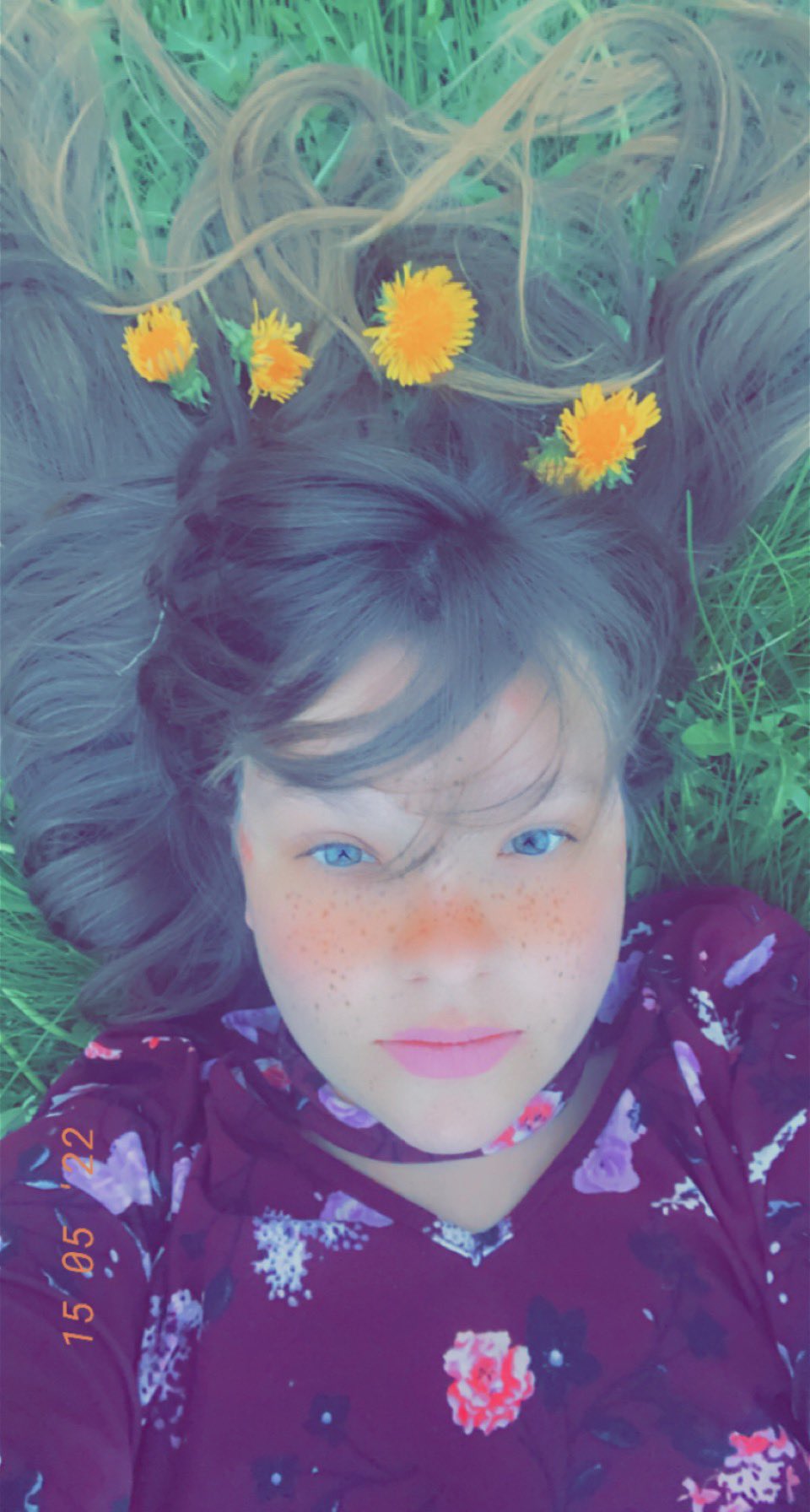 HEY ITS MY BIRTHDAY & I’m 24 & I’m in a field of dandelions. @thereaganfoxx @cheriedeville @mrsrobinsonxo https://t.co/0UfP3SvNpf