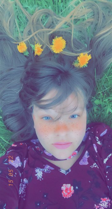 Crystal Star (18+) Def Fruity (L)GBTQ 🏳️‍🌈 - HEY ITS MY BIRTHDAY & I’m 24 & I’m in a field of dandelions. @thereaganfoxx @cheriedeville @mrsrobinsonxo https://t.co/0UfP3SvNpf