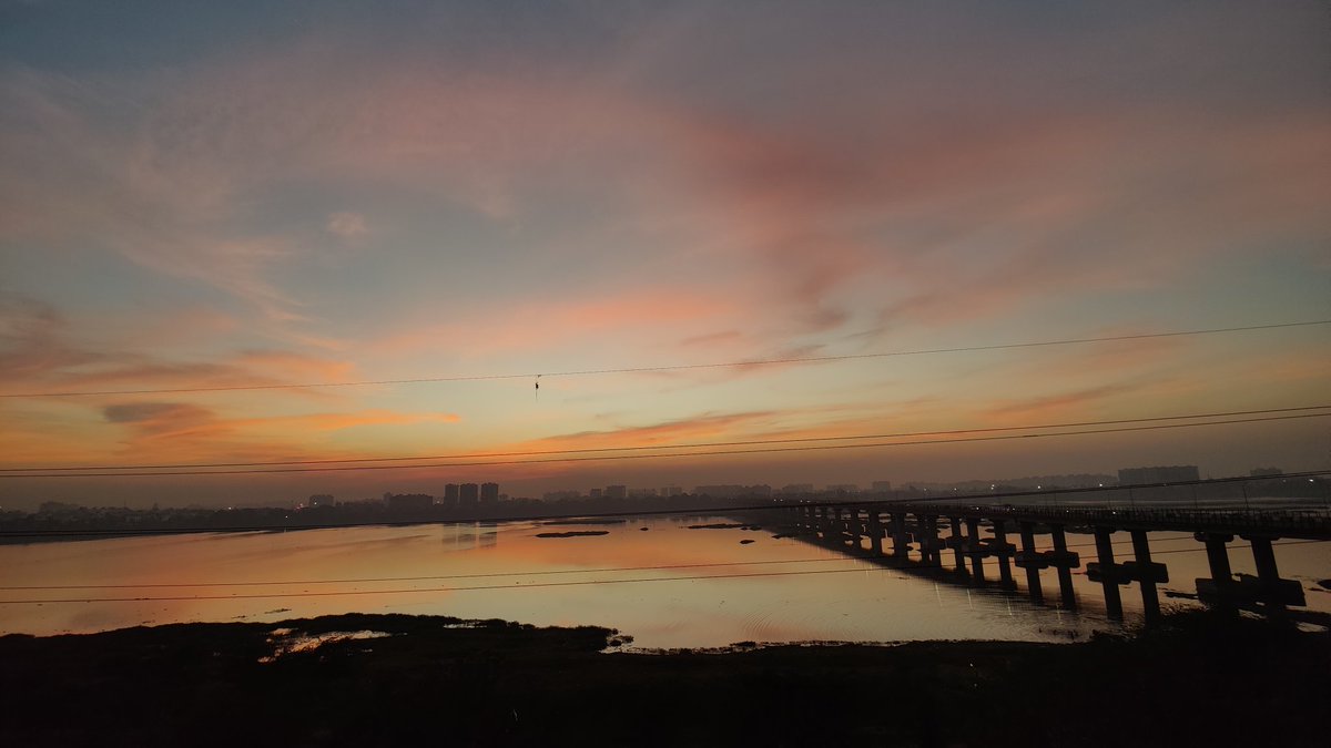 thesmitkevadiya's tweet photo. Some fav. sunsets π
#sunsets #outofthephone https://t.co/9ay7hmBGEw