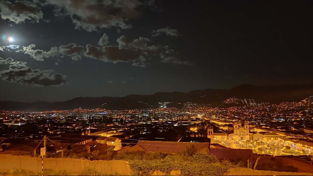 Aguanipa's tweet photo. #EclipseLunar #Cusco https://t.co/ocl6h7ZHO1