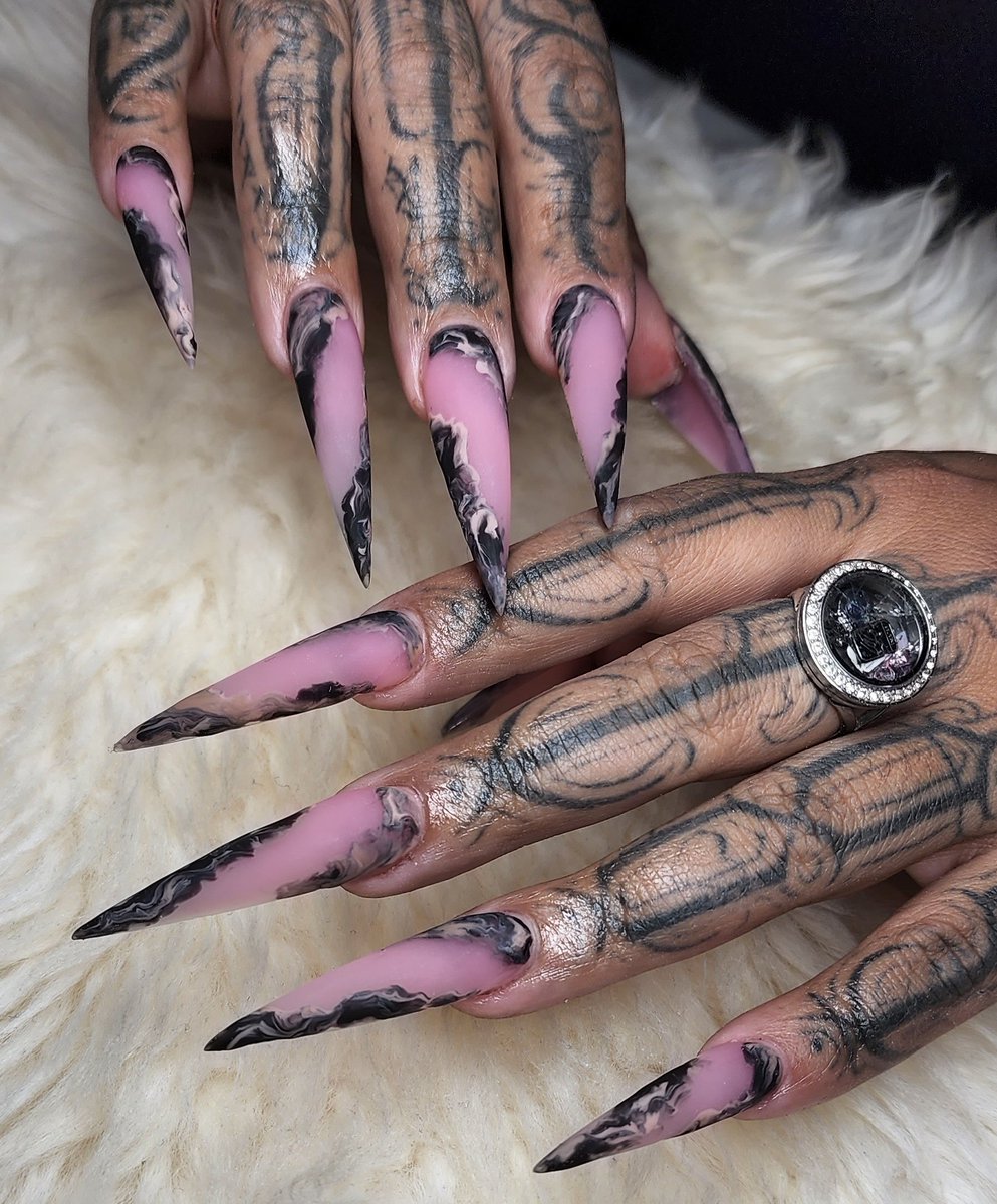 Long Stilettos 🗡
#stilettonails #longnails #acrylicnails #marble #marblenails #pinknails #nailpro #sandiegonails #lanails #BBMAs2022 #BBMAs #celebritynails #tattooart #fingertattoos