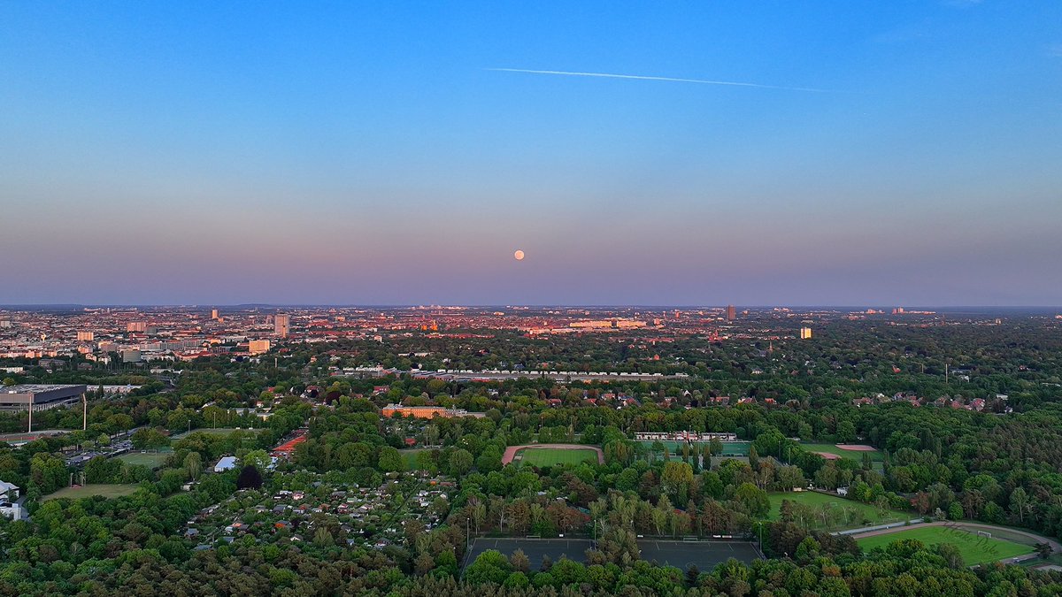 HeikoPiske's tweet photo. Blood moon last night over Berlin.
#BloodMoon #BLOODMOON2022 #Berlin #Overtherooftops #Blutmond #rbb #Abendschau https://t.co/Foyt9dQ3Xh