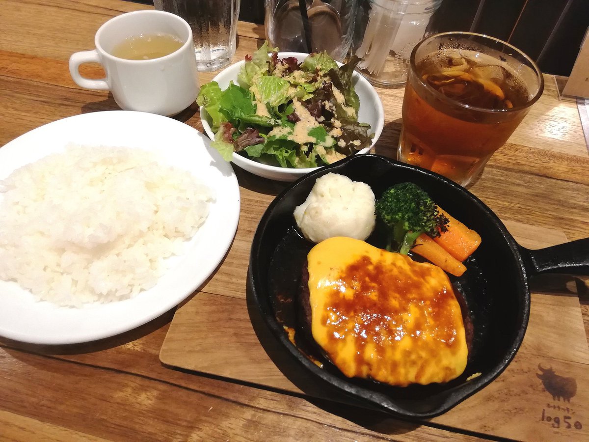 nyao_ff14's tweet image. テンアライド(8207)の株主優待券を使ってランチ☝️🙂今日はミートキッチンlog50で『肉屋のこだわりチーズデミハンバーグ』を選択✨

ソースの量は最小限、お肉の美味しさだけで勝負している感じでメチャクチャ美味しかった🤤💕

ごちそうさまでした！🙏

#株主優待
#テンアライド
#log50