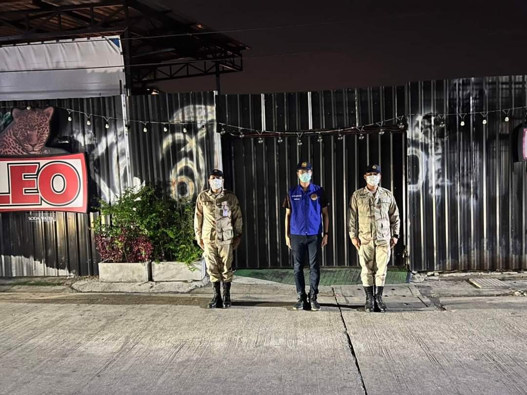 1st_Army_Area's tweet photo. กอ.รมน.จว. #ปทุมธานี เมื่อวันที่ 15 พ.ค. 65 #อำเภอธัญบุรี พร้อมด้วยสมาชิกกองอาสารักษาดินแดนอำเภอธัญบุรีที่ 3 ออกตรวจตราร้านอาหารในพื้นที่เพื่อป้องกันและควบคุมการแพร่ระบาดของโรคโควิด-19 และป้องกันมิให้จำหน่ายสุราเนื่องใน #วันวิสาขบูชา จำนวน 8 แห่ง #กองทัพภาคที่1 https://t.co/dHh7kCGohP
