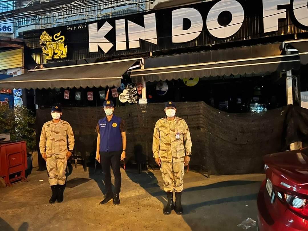 1st_Army_Area's tweet photo. กอ.รมน.จว. #ปทุมธานี เมื่อวันที่ 15 พ.ค. 65 #อำเภอธัญบุรี พร้อมด้วยสมาชิกกองอาสารักษาดินแดนอำเภอธัญบุรีที่ 3 ออกตรวจตราร้านอาหารในพื้นที่เพื่อป้องกันและควบคุมการแพร่ระบาดของโรคโควิด-19 และป้องกันมิให้จำหน่ายสุราเนื่องใน #วันวิสาขบูชา จำนวน 8 แห่ง #กองทัพภาคที่1 https://t.co/dHh7kCGohP