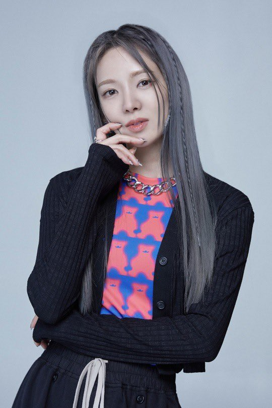 syoungshine's tweet photo. Q. As you release your first mini album, the people around you must have supported you a lot. How did SNSD members react?

Hyoyeon: "The members are always cheering for me, and when I released solo songs, they were the first to know so we felt happy together. This time, I was.." https://t.co/ttISR2eHCh