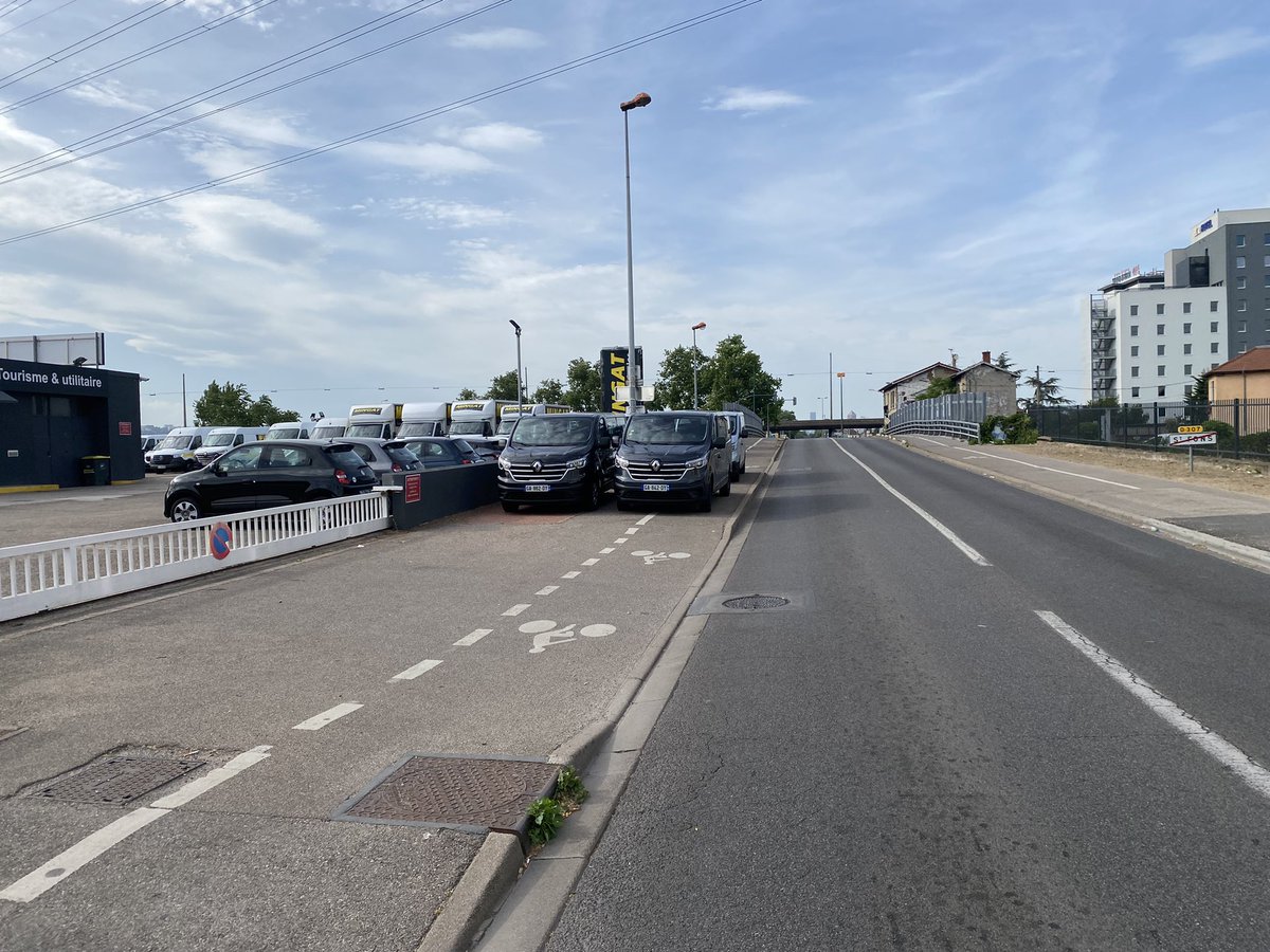 VeloStFons's tweet photo. Les remarques de la commission environnementale n’ont pas été entendues : @MingatLocations continue de squatter à #StFons l’espace du trottoir dédié aux piétons et vélos
#GCUM https://t.co/T33TyTVqUJ