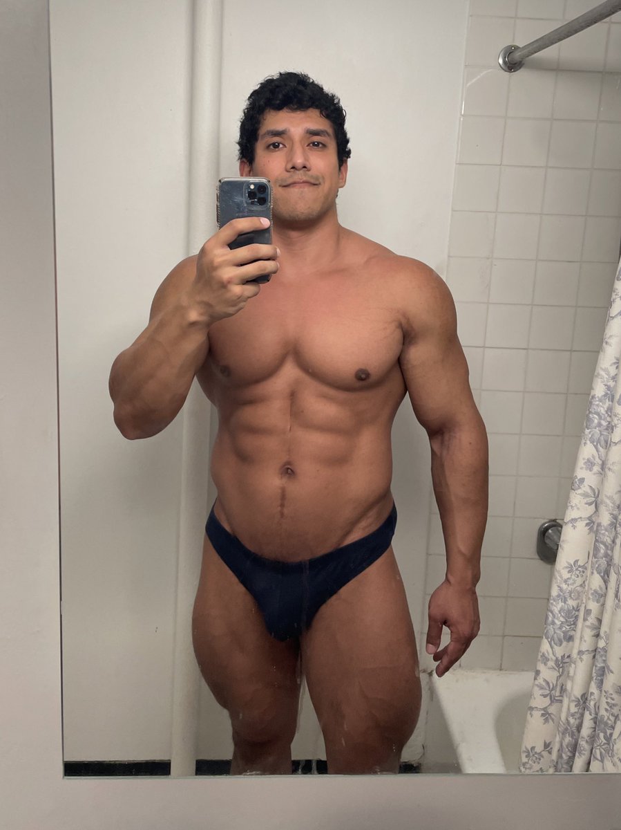 knitflexxxandc1's tweet photo. Quads today. 

Joints adjusting to the workloads again but feeling stronger each workout. 

223lbs • 5’11 • 101kg • 180cm https://t.co/wxgRr0bHBZ