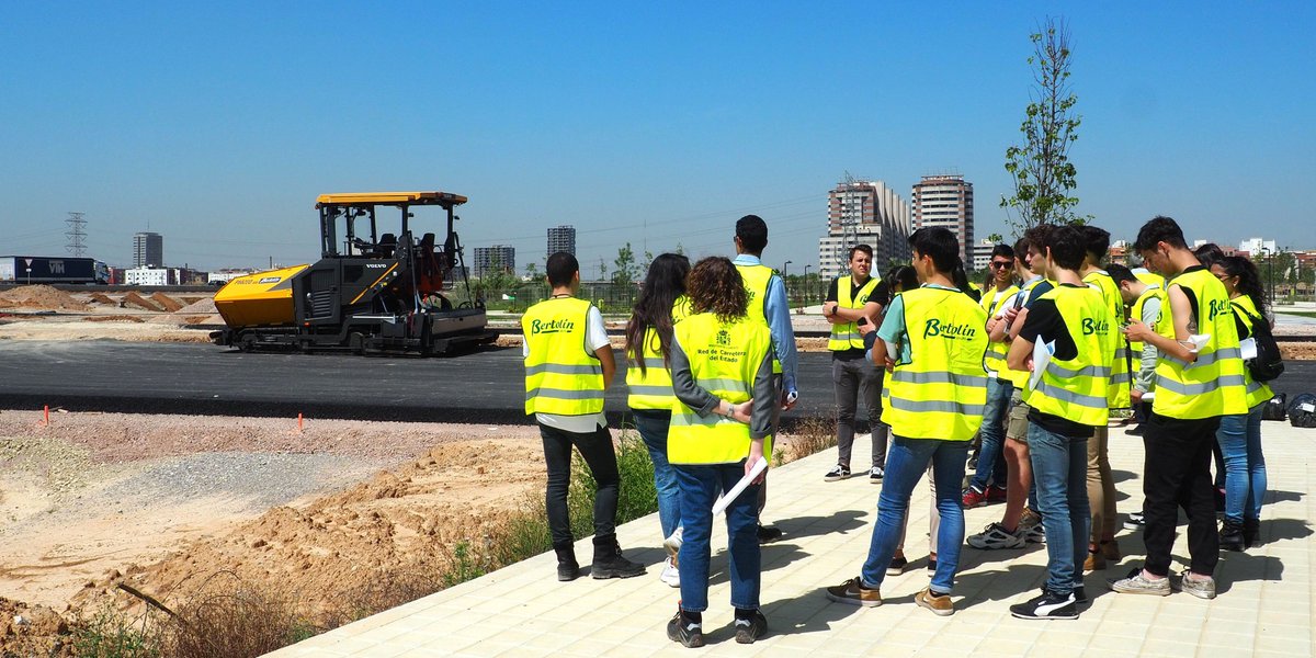grupobertolin's tweet photo. Nueva visita de los estudiantes del grado de @CaminosUPV y representantes del @mitmagob que estuvieron en las obras de los nuevos accesos al barrio #Turianova, una actividad enmarcada en la #CátedraBertolín.
#UPV #IngenieríaCivil #FSL #ETSICCP https://t.co/9AQDf0kbBy