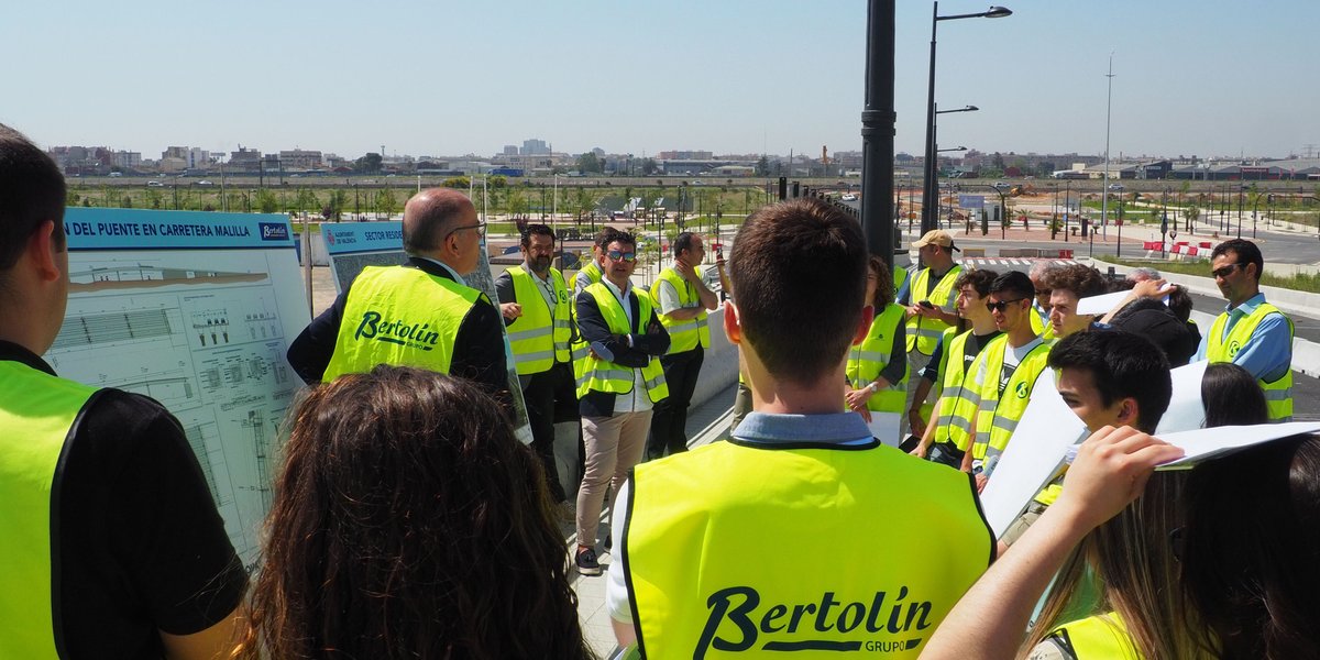 grupobertolin's tweet photo. Nueva visita de los estudiantes del grado de @CaminosUPV y representantes del @mitmagob que estuvieron en las obras de los nuevos accesos al barrio #Turianova, una actividad enmarcada en la #CátedraBertolín.
#UPV #IngenieríaCivil #FSL #ETSICCP https://t.co/9AQDf0kbBy