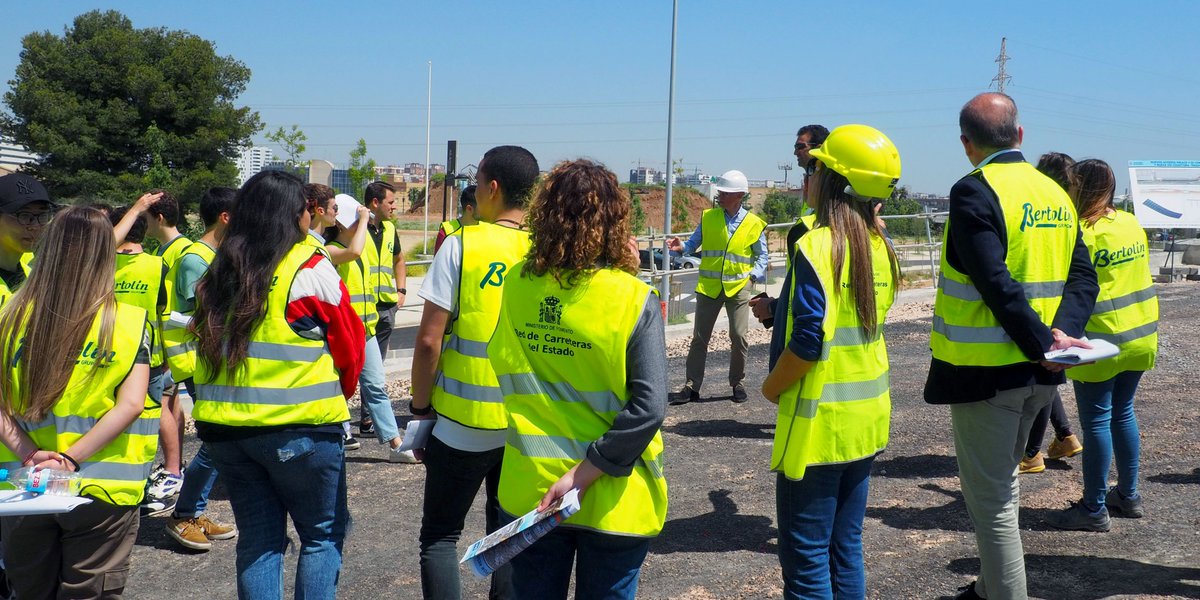 grupobertolin's tweet photo. Nueva visita de los estudiantes del grado de @CaminosUPV y representantes del @mitmagob que estuvieron en las obras de los nuevos accesos al barrio #Turianova, una actividad enmarcada en la #CátedraBertolín.
#UPV #IngenieríaCivil #FSL #ETSICCP https://t.co/9AQDf0kbBy