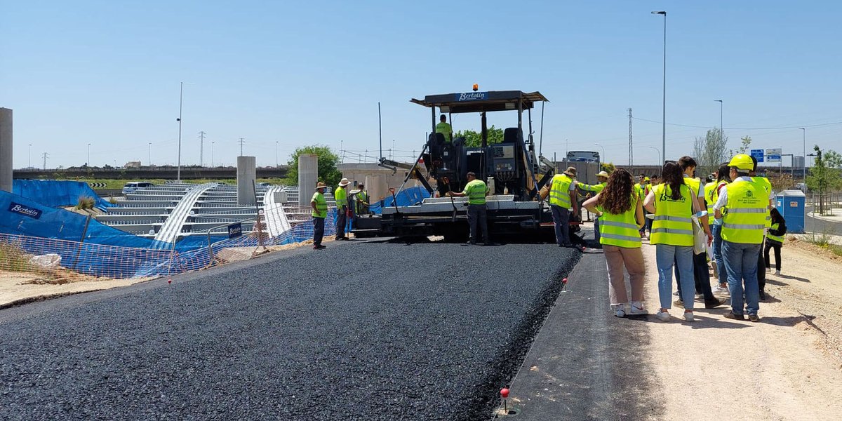 grupobertolin's tweet photo. Nueva visita de los estudiantes del grado de @CaminosUPV y representantes del @mitmagob que estuvieron en las obras de los nuevos accesos al barrio #Turianova, una actividad enmarcada en la #CátedraBertolín.
#UPV #IngenieríaCivil #FSL #ETSICCP https://t.co/9AQDf0kbBy