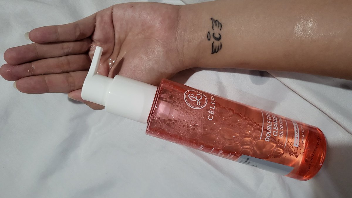 IchelScarlet's tweet photo. Teksturnya unik dan wanginya sukak!!
@celefit_id
@hanyooraonni #celefit #timonnicetar #oiltofoamcleanser #dryskincleanser #beauty #beautyhack https://t.co/fIxPJ2hR6p