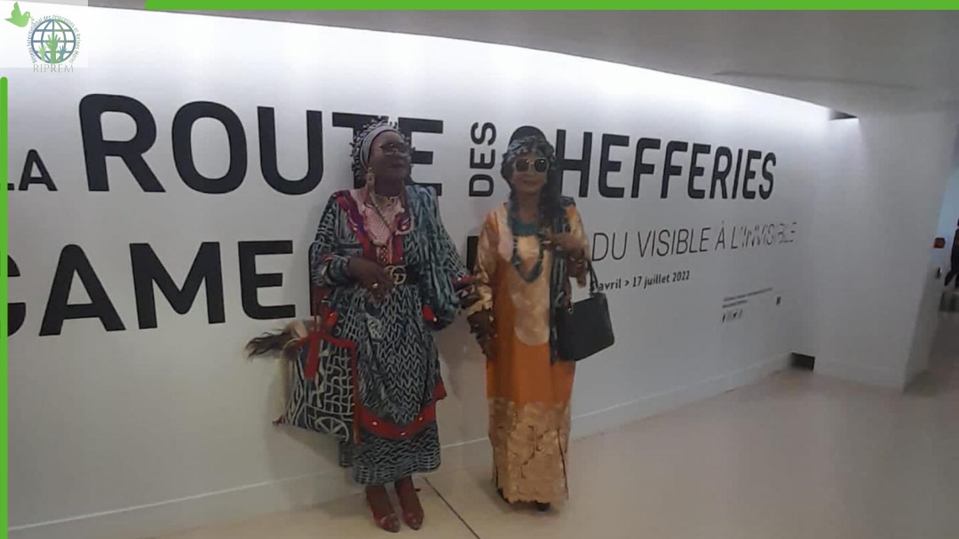 RipremC's tweet photo. 💢Le réseau international des princesses et reines mères 👩 du Ndé était aux côtés du Roi Tchoua de Bazou 🏰 au Quai Branly  🇫🇷 dans le cadre de l’exposition des richesses culturelles du Cameroun 🇨🇲 par la route des chefferies 🎪.

#RIPREM  #CultureNews #France #Cameroun https://t.co/iUfBvDxQq6