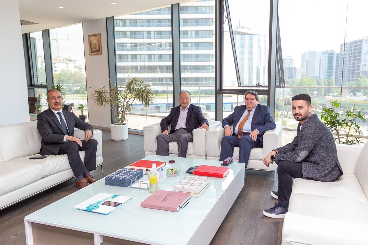 basinilankurumu's tweet photo. Yeni Birlik gazetesi ve Analiz gazetesi İmtiyaz Sahibi @AvniOzgurel ile Genel Yayın Yönetmeni @quizost, Genel Müdürümüz @caviterkilinc'ı makamında ziyaret etti. https://t.co/bAwEsP4sY7