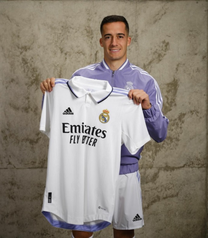 Sergivalentin_'s tweet photo. Puede ser la camiseta más bonita del Real Madrid en muchos años. https://t.co/Y4uxdK90Ak