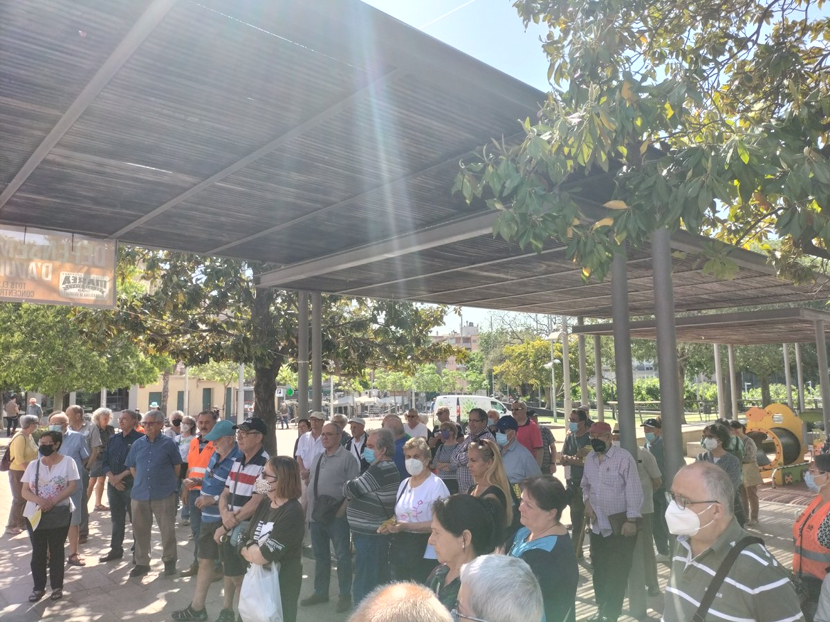 cupgramenet's tweet photo. 👉 Avui hem tornat a acompanyar a SOS-GentGran en les seves (nostres!) reivindicacions per unes pensions i uns serveis públics dignes. La paciència s'acaba
📢També hem escoltat el testimoni de la @PAHVGramenet i hem posat una taula per recollir firmes per la #ILPRegularizacionYA https://t.co/xrFefRGjWs