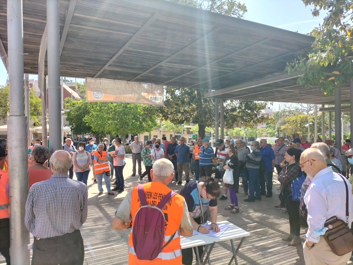 cupgramenet's tweet photo. 👉 Avui hem tornat a acompanyar a SOS-GentGran en les seves (nostres!) reivindicacions per unes pensions i uns serveis públics dignes. La paciència s'acaba
📢També hem escoltat el testimoni de la @PAHVGramenet i hem posat una taula per recollir firmes per la #ILPRegularizacionYA https://t.co/xrFefRGjWs