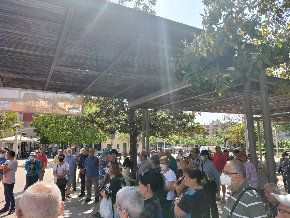 cupgramenet's tweet photo. 👉 Avui hem tornat a acompanyar a SOS-GentGran en les seves (nostres!) reivindicacions per unes pensions i uns serveis públics dignes. La paciència s'acaba
📢També hem escoltat el testimoni de la @PAHVGramenet i hem posat una taula per recollir firmes per la #ILPRegularizacionYA https://t.co/xrFefRGjWs