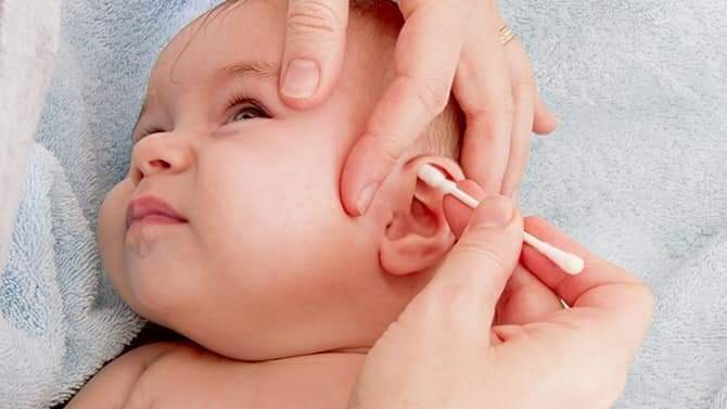 Il est fortement déconseillé d’utiliser des cotons-tiges pour nettoyer les oreilles de bébé. En introduisant le coton-tige trop profondément, vous pouvez lui endommager le tympan. De plus, vous risquez de repousser le cérumen vers l’intérieur du canal auditif, et de créer
⤵️