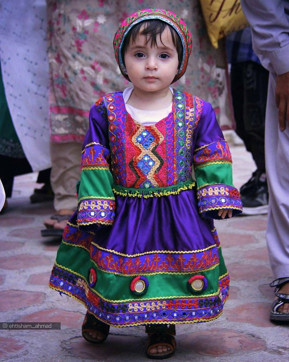womensart1's tweet photo. When the Taliban first took control, Afghan women started an online campaign to protest the Taliban's female dress code by posting photos with traditional Afghan clothes #WomensArt https://t.co/xv8btIl6wG