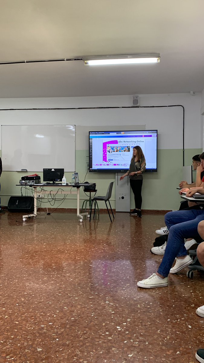 Hoy estamos aprendiendo un poco de #MarketingDigital con la gran Toñi Rodriguez 
#VenteAlCartuja 
#MatriculateFP