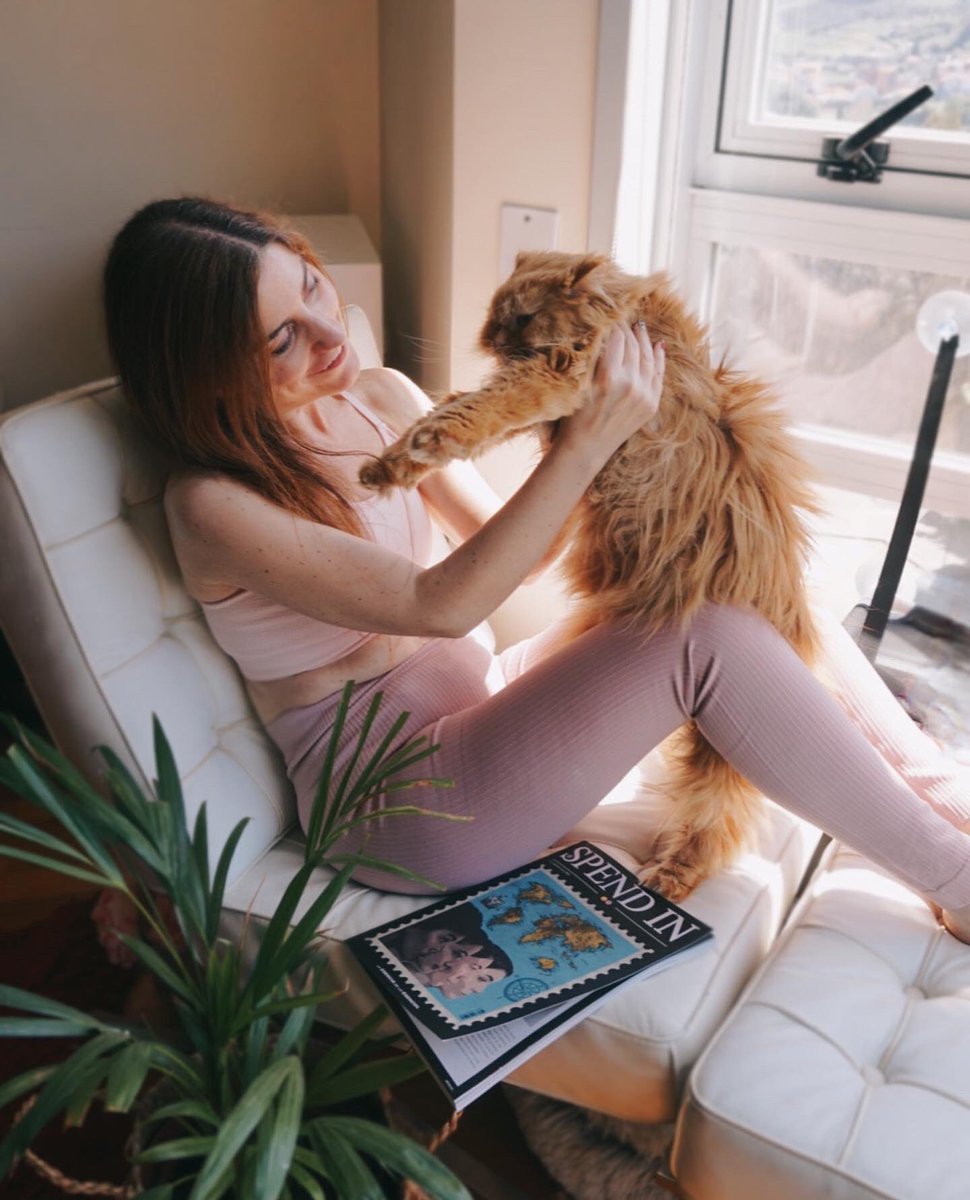 SandraMiau1876's tweet photo. 📖+🐈💞 Este fin de semana por fin pude desconectar y leer el nuevo ejemplar de @SPENDINmagazine 👌🏻me han encantado todas las entrevistas y recomendaciones de viajes, restaurantes, diseño...
#spendinmagazine #myhome #lifestyle #mycat #CatsOfTwitter #CatsLover #gatos #cozy #OOTD https://t.co/P5sNjQ41FL