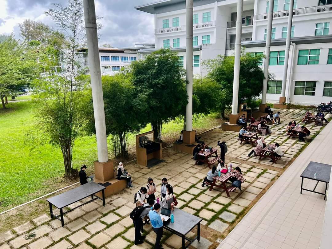 sqs_uum's tweet photo. Being in person for lectures and group discussions is so fulfilling! Undeniably, #sqsbuddies bring back life to our school  ❤️❤️❤️ https://t.co/YfrG1pEAqc
