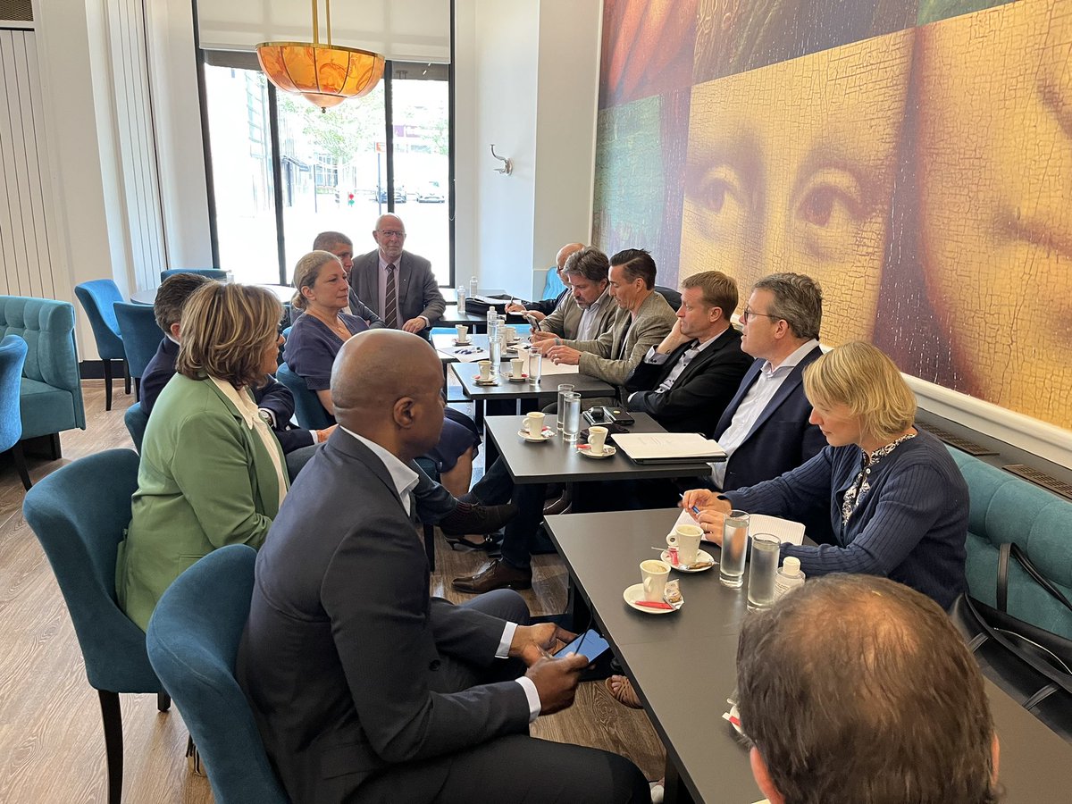 Moment d’échanges et conférence de presse avec les candidats de la droite et du centre aux #legislatives2022 des 12 et 19 juin prochains ! 

Je suis heureux de soutenir des candidats aux profils divers, enracinés dans leurs territoires ! Ils seront des partenaires du @cdessonne !