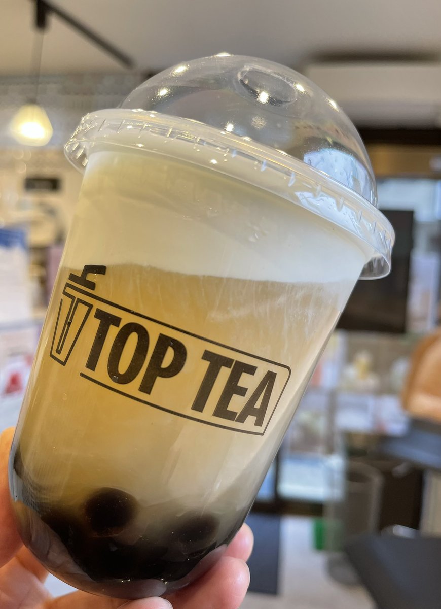 oo79864432's tweet photo. TOP茶   TOP TEA 🦒 町屋店  14回目  😆

2か月ぶり。雨の日☔️スタンプ2倍✌️
TOP四季春ティー（チーズフォーム）＋タピオカ 500円
タピ大粒もっちり、Cフォーム上品な味👍
カップのデザイン変わってキリン🦒いなくなった…
クマさん🧸端に詰めて座ってるなあw
#タピ活 #タピオカ #toptea #TOP茶 #町屋 https://t.co/GwaA0DXbl1