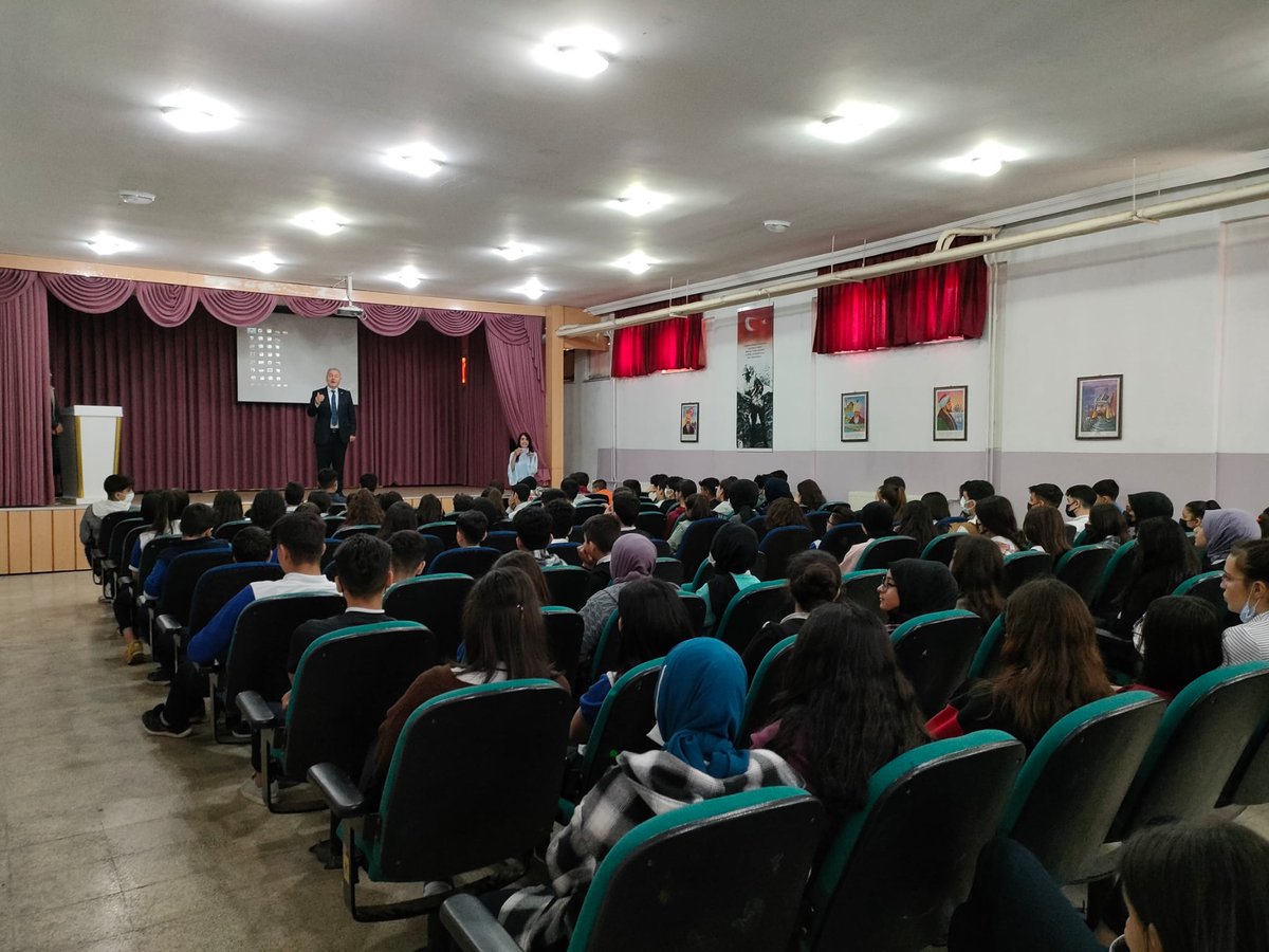 h_konukoglu's tweet photo. TÜBİTAK Bilim Söyleşileri kapsamında Değerli hocamız Mehmet MURAT tarafından öğrencilerimize "Mutlu Aile, Başarılı Çocuk" adlı söyleşimiz gerçekleştirildi. 
#hskalbaşarır
@gul_davut @yasintepe @M_A_Tiryakioglu @yagcimehmet27 @Rgndodu1 @SehitkamilMEM
@yasemin_tns
@Tubitak https://t.co/7NIhJxpjlt