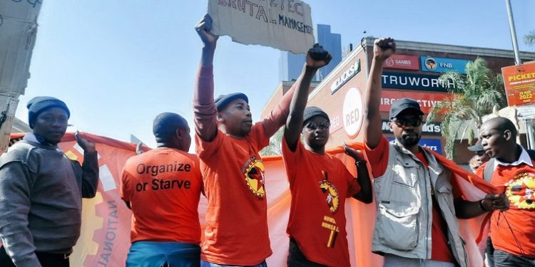 SABCNews's tweet photo. The National Union of Metalworkers of South Africa (Numsa) has warned that its members could embark on a secondary strike if the City of Tshwane does not meet its transport allowance demands. #NumsaStrike
https://t.co/BYzg12Hige https://t.co/Q7mBAP27lx