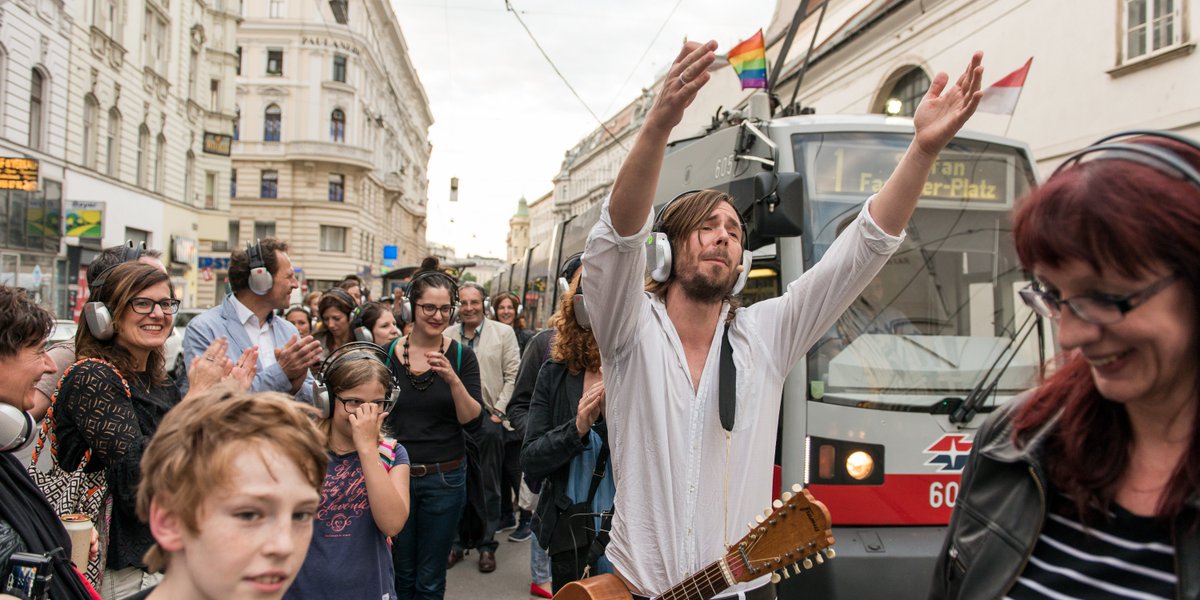 mqwien's tweet photo. Walking Concert mit #Fuzzman 🎧 Zur Einstimmung auf den Sommer laden wir gemeinsam mit dem Performancekünstler zu einem #WalkingConcert am Do 19.05. ins #MuseumsQuartier. Mit Funkkopfhörern ausgestattet der Musik von Fuzzman beim Spaziergang durch das MQ folgen. https://t.co/2JI0zH3Wv9