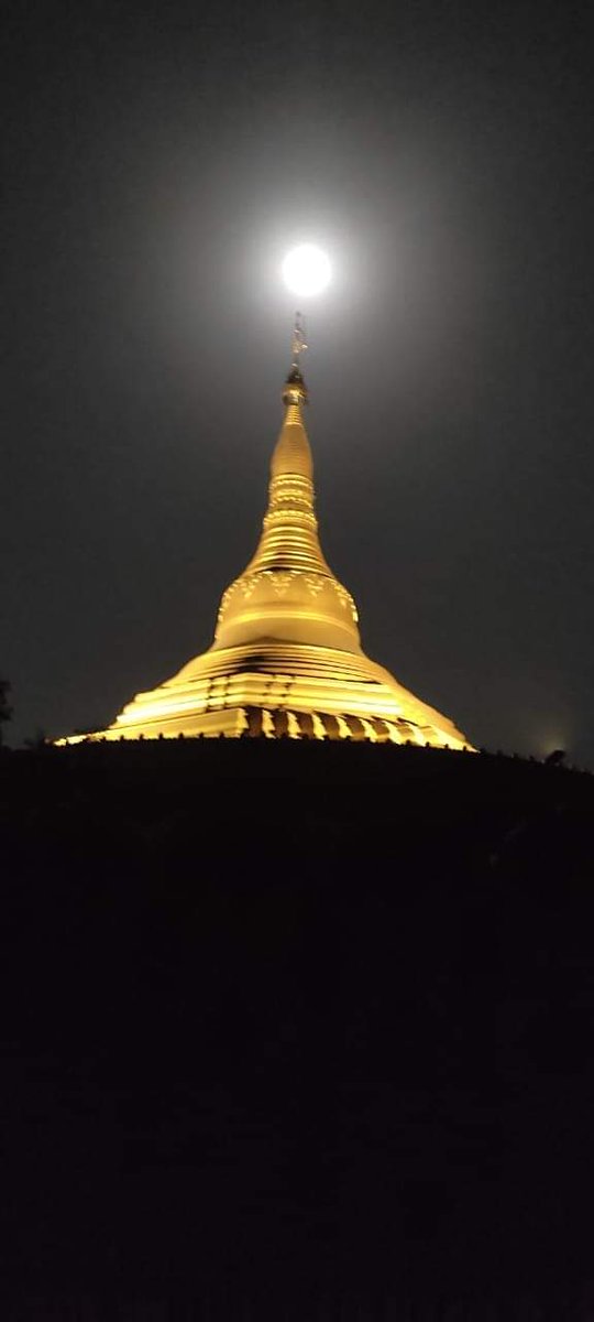 sjinny990's tweet photo. Happy Vesak day!

वो जो है आये, तो जाना है जग ने
शान्ति का संगीत, मैत्री के नग्मे
आने से उनके, समझा है जग ने
अहिंसा का सन्देश, करुणा के नग्मे https://t.co/d69gW8Nz9P