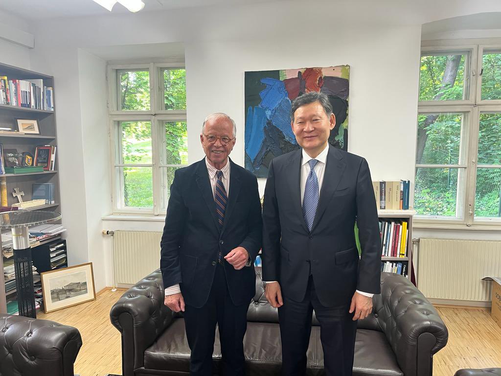 Kazakhstan_AT's tweet photo. Amb. Kairat #Umarov held an informative meeting with the President of @AIES_austria, Dr. Werner #Fasslabend. The interlocutors discussed issues of further strengthening #cooperation between #KAZ and #Europe, as well as the organization's engagement with the #Kazakh institutions. https://t.co/j2k5vLI4Fk